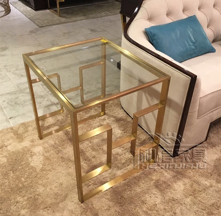 Stainless steel corner of a few sofas next to tempered glass coffee table can move high-footed table simple small square table home
