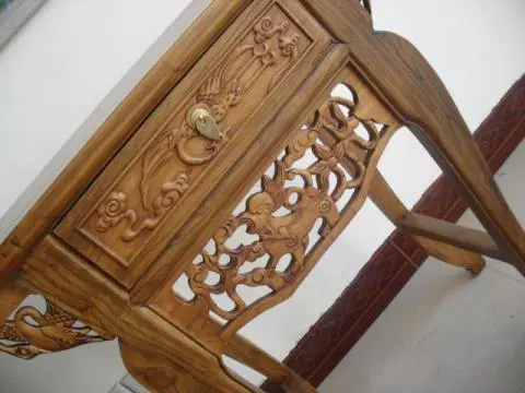 Ưu đãi đặc biệt Uốn cong cho bàn Bàn Phật trường hợp ngồi xổm nhỏ Cung cấp tủ Gongtai Bảng điều khiển Bàn gỗ nguyên khối - Bàn / Bàn