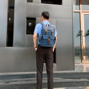 挺有质感的一个背包，容量大，出门旅游背着很方便。能装不少东西，款式也耐看，日常衣服背着都挺配。质量挺好，精致，现在出门都背着。