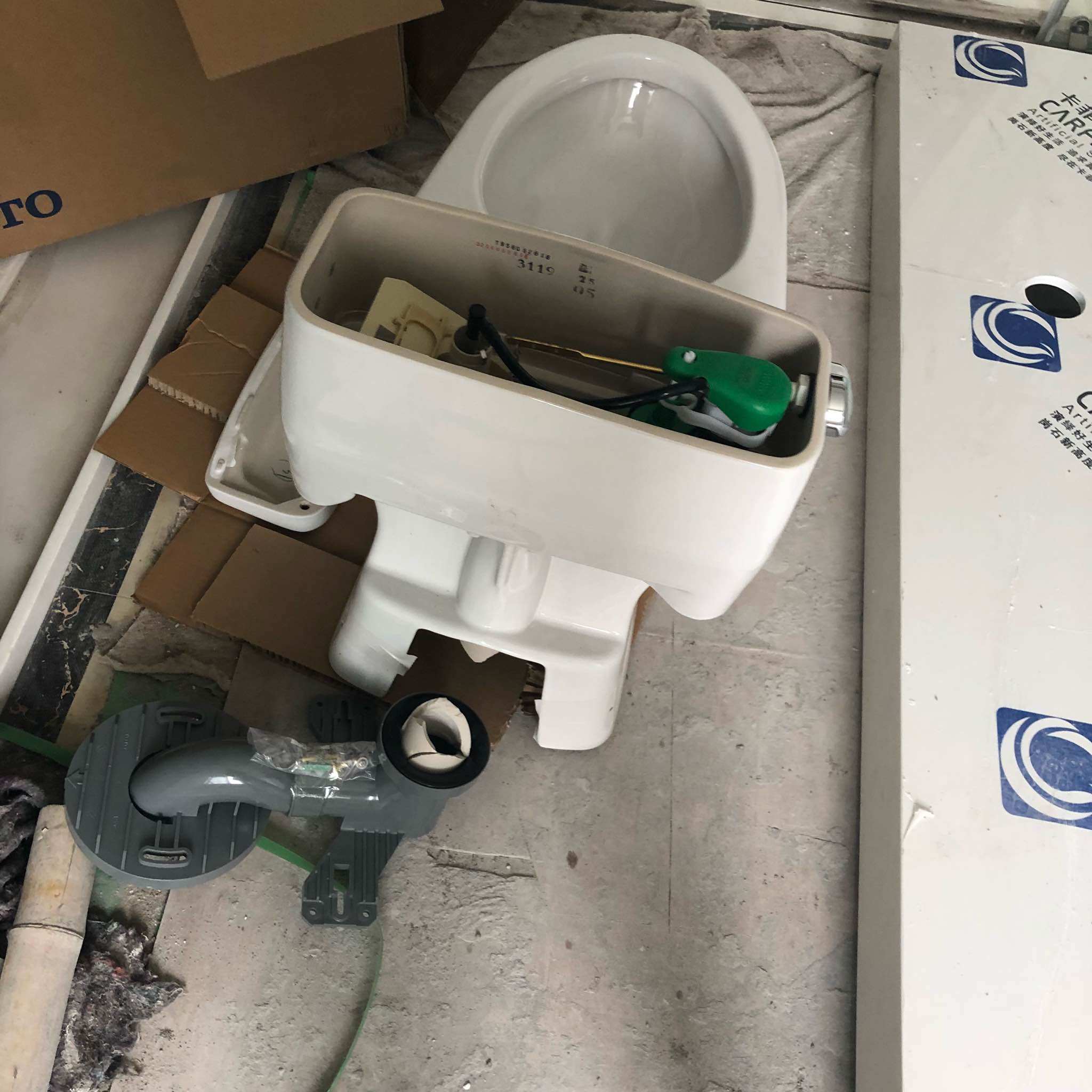 **?:水箱是白色的 里面有编码