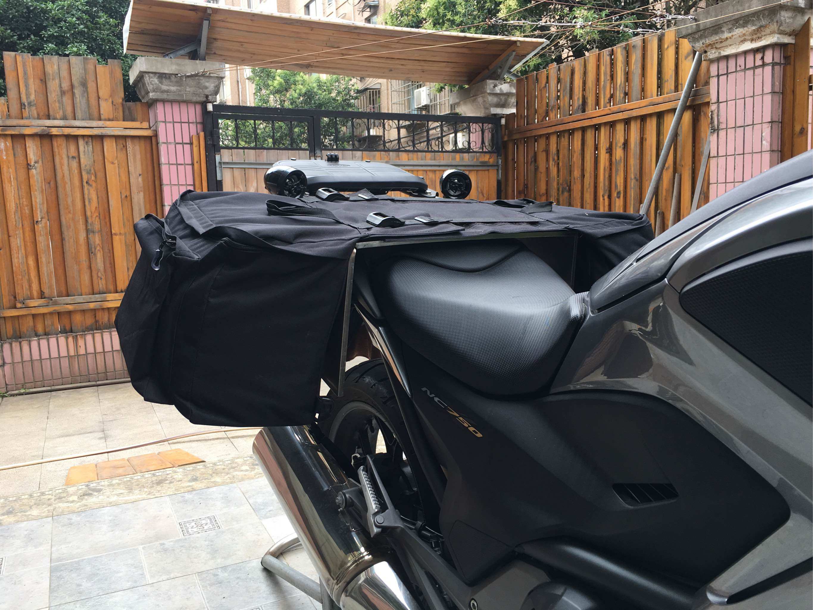 摩托车后座包摩旅驮包防水电动踏板车挂包骑士边包尾包两侧包快递